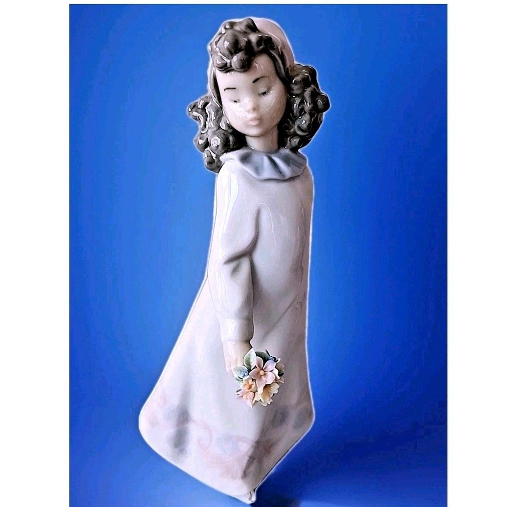 VTG Lladro Pretty Posies 1984 Porcelain Figurine #6551  Rare Retired *Tiny Chip